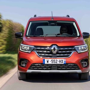 Das neue Kühlergrilldesign und der angedeutete Unterfahrschutz lassen den Renault Kangoo deutlich stämmiger als bisher wirken.(Bild:  Renault)