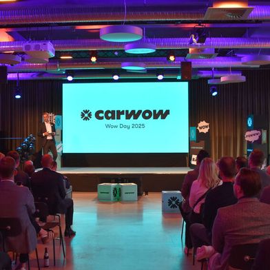 Carwow lud nach München zum Wowday. Im Zentrum stand das Motto „The Power of Brand“. (Bild: Simon – VCG)