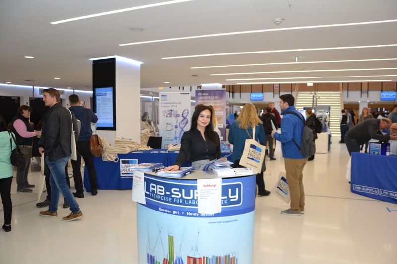 Impressionen der Lab-Supply Münster vom 25. September 2019  Die vorletzte Lab-Supply Messe 2019 fand im Messe und Congresszentrum, Halle Münsterland statt. Impressionen vom Messetag sowie einige Besucherstimmen finden Sie in dieser Bildergalerie. Die nächste Lab-Supply ist am 29. Oktober 2019 in Hamburg. Weitere Infos zu den kommenden Lab-Supply-Messen finden Sie auf www.lab-supply.info.   Lese-Empfehlung: Nachbericht zum erfolgreichen Auftakt der Lab-Supply in Wien. (LABORPRAXIS, C. Lüttmann)