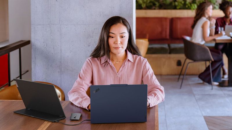 Bisher waren Thinkpads grundsätzlich schwarz. Auf dem MWC stellt Lenovo nun Geräte vor, die auch in Cosmic Blue auf den Markt kommen. Hier ist das T14s Gen 7 mit dem ebenfalls auf dem MWC vorgestellten AMD Ryzen AI Pro 400 zu sehen.(Bild:  Lenovo)