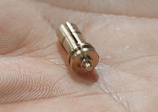 Beim Stechdrehen schmaler Einstiche erübrigt ein Kühlschmieren bei hohem Kühlmitteldruck das ehemals erforderliche Entgraten.  (Bild:  Knoll)