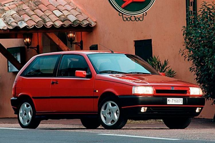 Der Fiat Tipo wurde zwischen Frühjahr 1988 und Spätsommer 1995 für den europäischen Markt als Nachfolger des Fiat Ritmo produziert. Zunächst gab es ihn nur als fünftürige Schräghecklimousine. Er löste damit den seit Frühjahr 1978 angebotenen Ritmo ab. Ab Februar 1990 wurde der Tipo auch als Stufenheck- sowie Kombivariante angeboten, die Tempra und Tempra Station Wagon hießen und den Regata ablösten.  (Fiat)