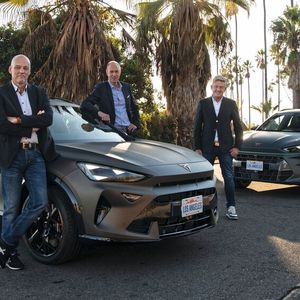 Zeigen schon mal ein paar Cupra-Modelle in den USA: (v. l.) Forschungsvorstand Werner Tietz, IT-Vorstand Patrik Andreas Mayer, Markenchef Wayne Griffiths und Vertriebsvorstand Sven Schuwirth.(Bild:  Cupra)