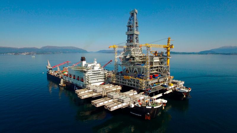 Das weltgrößte Arbeitsschiff Allseas Pioneering Spirit verfügt über 16 Hydraulikbalken. Um den Betrieb dieser Hebesysteme zu überwachen, wurden TR-Electronic Safety Encoder an den Takel- und Hebevorrichtungen angebracht.  (Bild: Allseas Group S.A.)