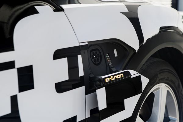 Audi e-tron-Prototyp: Laden  (Audi)