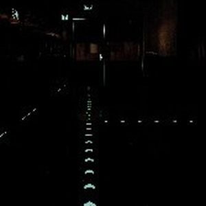 Die Markierungsfarbe leuchtet auch im Dunkeln und erleichtert damit das Erfüllen von Arbeitsschutzvorschriften wie BGR 216 und DIN 67.510.