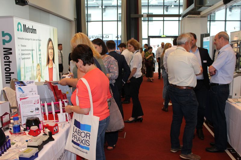 Impressionen der Lab-Supply Berlin vom 13. Juni 2019  In den Hallen des Estrel-Hotels in Berlin Neu-Kölln konnten Besucher der Lab-Supply mit den Ausstellern ins Gespräch kommen. Hier sind einige Impressionen vom Messetag sowie Besucherstimmen für Sie zusammengestellt. Die nächste Lab-Supply ist am 28. August 2019 in Dresden. Weitere Infos zu den kommenden Lab-Supply-Messen finden Sie auf www.lab-supply.info.   Lese-Empfehlung: Nachbericht zum erfolgreichen Auftakt der Lab-Supply in Wien. (Bild: LABORPRAXIS, C. Lüttmann)