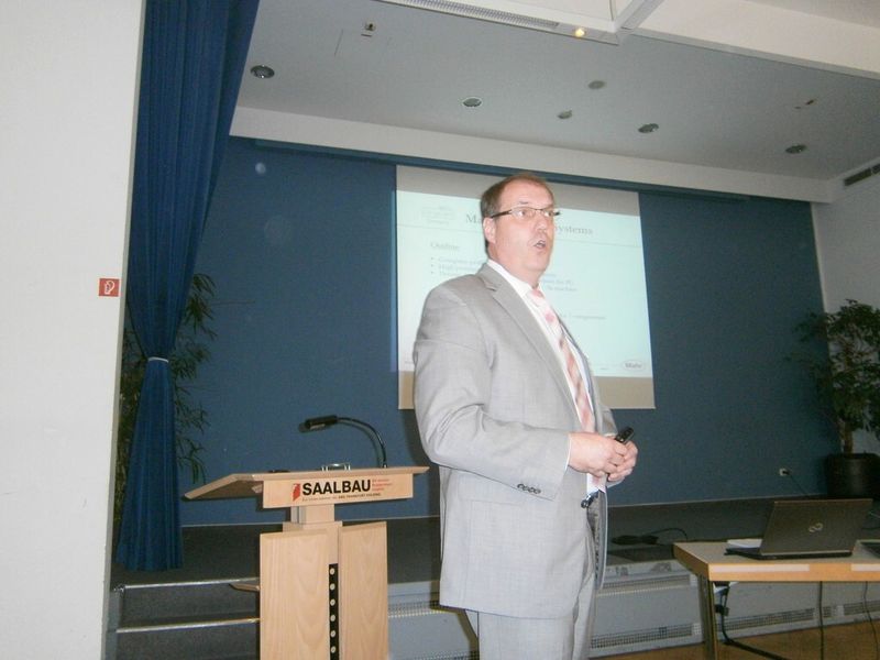 Thomas Bauer von Mahr Metering Systems informierte die Zuhörerschaft über die Mahr-Systeme, die zur Verarbeitung von PUR nötig sind: von der Pumpe bis zum Mischkopf. Mahr bietet auch Anlagen für die Mehrkomponenten-Fertigung an. (Bild: Königsreuther)