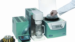 Abb. 1 Der in der Studie verwendete Versuchsaufbau: Mivac-Duo-Pumpe (links), Kühlfalle (Mitte, gezeigt wird die Mivac-Speed-Trap), Mivac-Duo-Konzentrator (rechts). (Archiv: Vogel Business Media)