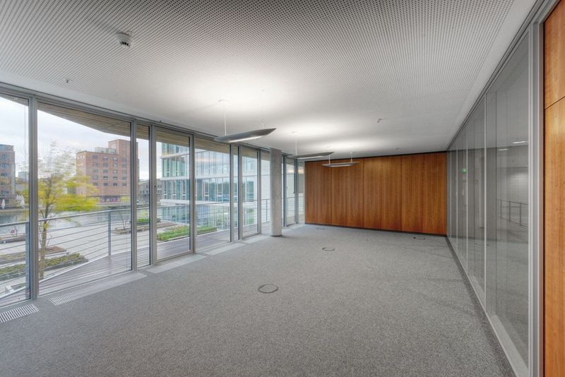 Die Büroflächen im H2 Office können völlig flexibel angemietet werden; aufgrund des durchdachten Automatisierungskonzepts entfallen bei Nutzungsänderungen aufwändige Konfigurationen in der Gebäudeleittechnik. (Bild: krischerfotografie)