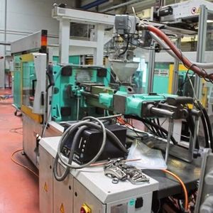 Günstig ersteigert werden kann bis zum 25. Juli auch noch eine weitere Arburg-Spritzgießmaschine. Modell Allrounder 24C1000-250 mit rund 1.000 Kilonewton Schließkraft. Baujahr 2002. Startpreis 2.000 Euro. Es gibt übrigens auch noch eine vom Typ Allrounder 420C1000-150. Gleiches Baujahr, aber 3.000 Euro Einstiegsgebot.(Bild:  HT)