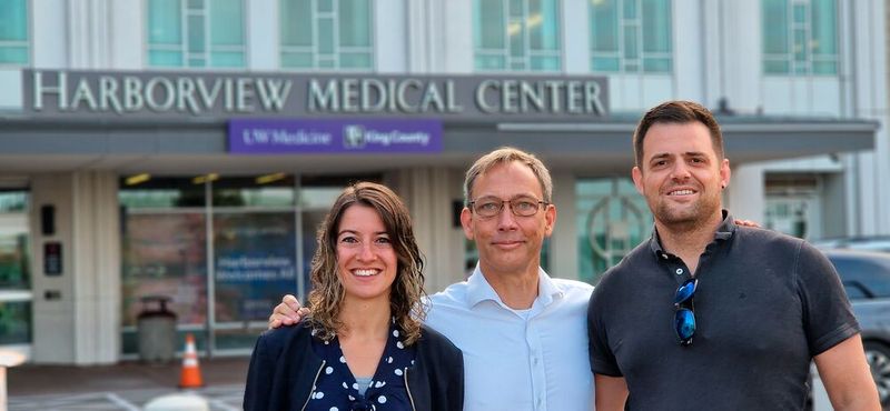 Das Cortec‑Team vor dem Harborview Medical Center (v. l. Marina Buchheit, Dr. Martin Schüttler, Dr. Alexis Gkogkidis)  (Bild: Cortec)