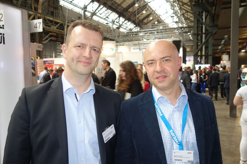 (l.) Konstantin Flabouriaris und Martin Kostorz, MMD, machen eine Runde in der Halle. (Bild: IT-BUSINESS)