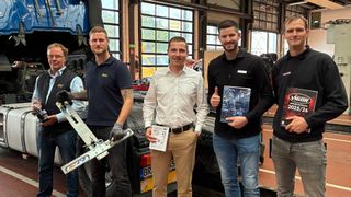 Hersteller präsentieren das Sattelplatten-Hebewerkzeug bei Egon Senger GmbH
(v.l.n.r.: Bernd Meyer, Marco Rompf, Philipp Fritsch, Michael Pape, Claas Ennen). (Bild: WM SE)