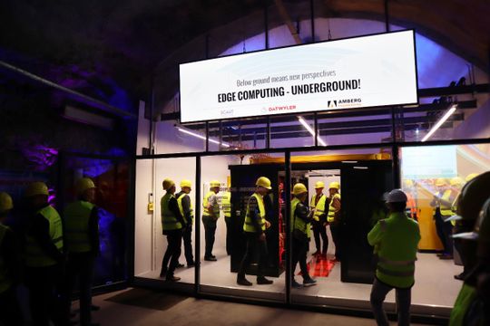 (Nach der Vorstellung des Prototyps konnten die Gäste die Anlage besichtigen und den anwesenden Experten ihre Fragen stellen.   Foto: Amberg Engineering AG/Dätwyler Cabling Solutions AG)