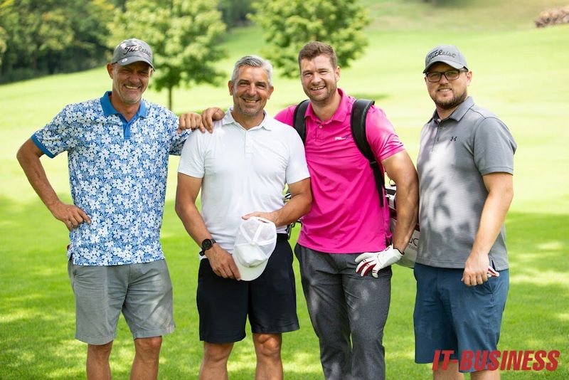 Hier spielt sogar ein Bräutigam mit: (v. l.) Bernd Müller (SVA), Ricco Groß (Biathlet), Johannes Lochner (Bobfahrer) und Tobias Kurth (TD Synnex) (Bild: Vogel IT-Medien GmbH)