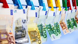 banknotes-hanging-on-a-clothesline-stockpack-adobe-stock-scaled (Quelle: Edler von Rabenstein - Adobe Stock)