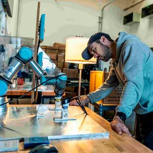 Grâce à son agilité et à un outil de découpe au fil chauffant, le cobot UR3 d'Universal Robots transforme un scan 3D en une paire de lunettes de natation THEMAGIC5 parfaitement ajustée en quelques minutes.(Source :  THEMAGIC5)