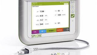 Das neue Proxima In-Line-Blutgasanalysegerät besteht aus dem Proxima Sensor (im Vordergrund) und einem dem Patienten zugeordneten Monitor am Krankenbett (Bild: Sphere Medical)