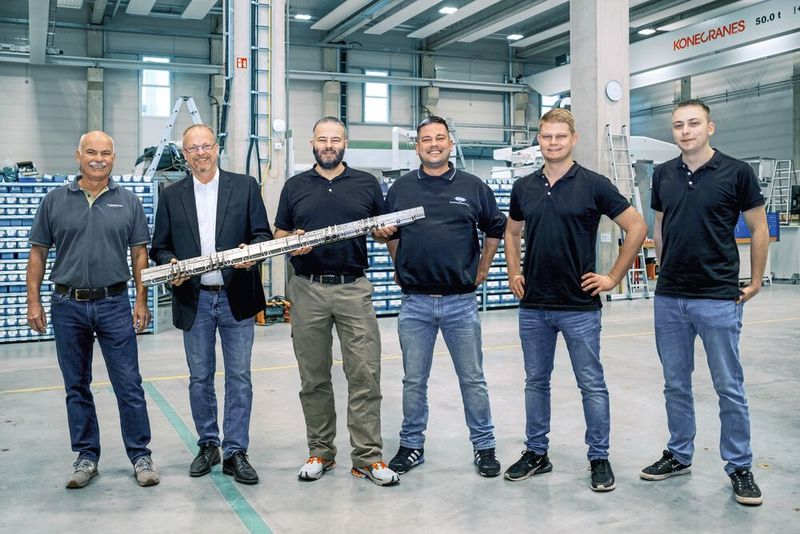 Enge Technologiepartnerschaft in einem Turnkey-Projekt v. l.: Anwendungstechniker Bernd Scheurenbrand und Steffen Nüssle, Verkaufsleiter Export und Leiter der Anwendungstechnik, von der F. Zimmermann GmbH mit Jens Ilg (Component Manager Titan & Edelstahl), Andreas Rotenberger (Versuchsingenieur / CAM Team) sowie Julian Kraus und Lukas Weiß, beide Programmierer im CAM Team von Mapal.  (Bild: Zimmermann GmbH)