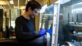 Graduate student Alexander Arnette working in the lab of Jonathan Kuo, assistant professor of chemistry in the Penn State Eberly College of Science. (Source: Jaydyn Isiminger/ Penn State)
