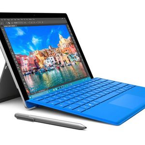 Das Surface Pro 4 wartet mit neuen Skylake-Prozessoren und einem 12,3-Zoll-Display auf, das mit 2.736 x 1.824 eine höhere Auflösung liefert. Neu ist auch der Stift mit 1.024 Druckstufen. (Bild: Microsoft)