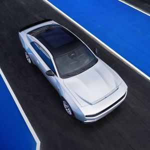 Der Charger ist zunächst als zweitüriges Coupé, ab 2025 auch als viertürige Limousine zu haben.(Bild:  Stellantis)