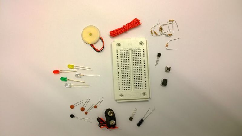 Adventskalender 24 Elektronikideen für Tekkies: Der Kalender bietet Bauteile für verschiedenste Projekte (Margit Kuther)