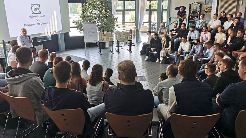 Ohne gewissenhaftes Arbeiten wird das nichts: Vorstandsvorsitzender Helmut Peter appellierte an die neue Studenten, vom ersten Tag an, in Northeim gewissenhaft zu arbeiten.  (Bild: BFC)