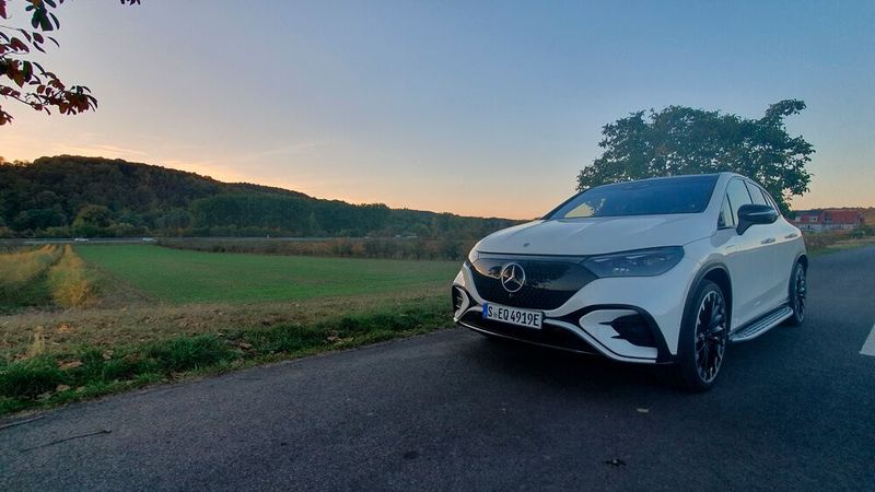 2. Die Optik: Das Außendesign des EQE ist gelungen: Mercedes-Benz hat gekonnt Sportlichkeit mit Eleganz verknüpft und auf allzu aggressive Linienführung verzichtet. Das charakteristische Merkmal des Frontdesigns ist die geschlossene Black-Panel-Front des Modells. Optional ist diese .... (Bild: Mauritz – VCG)