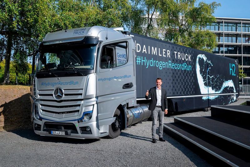 Gut angekommen! Dr. Andreas Gorbach, Mitglied des Vorstandes der Daimler Truck Holding AG, verantwortlich für Truck Technology, am Ende der Testfahrt: „Wasserstoff ist alles andere als heiße Luft. Mit unserer Rekordfahrt nach Berlin haben wir das eindrucksvoll bewiesen.“  (Bild: Daimler Truck)
