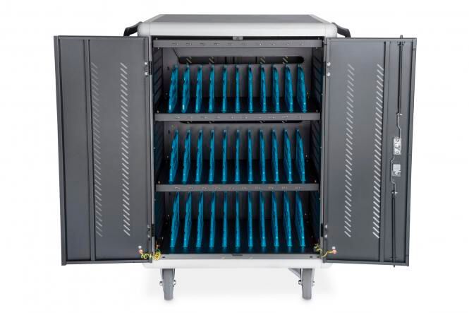 30 Fächer in drei Etagen nehmen Tablets oder Notebooks mit einer Diagonale von bis zu 15,6 Zoll auf. Über den Fächern sind jeweils 10 USB-C-Ports mit bis zu 18 Watt Ausgangsleistung angeordnet. (Bild: Assmann)