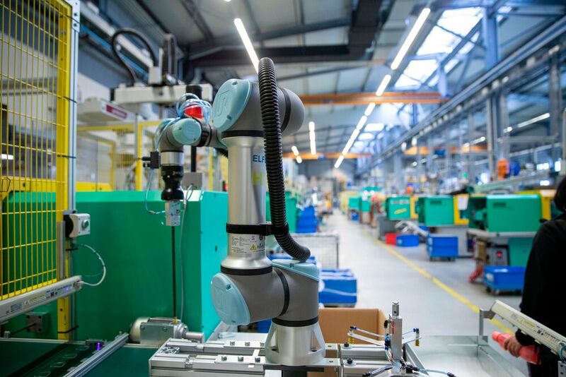 Kunststoffhersteller Vema setzt seine Cobots an unterschiedlichen Arbeitsstationen ein. Für die Umrüstung benötigt er nur 30 Minuten. (Bild: Universal Robots)