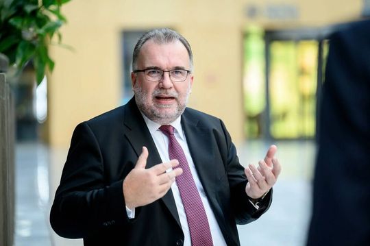 Siegfried Russwurm, Präsident des BDI, war bei der Kabinettsklausur in Meseberg zugegen. Jetzt fürchtet er wegen der dramatischen Energiepreisentwicklung, die ihresgleichen in der Geschichte sucht, um die Existenz vieler Unternehmen. Hier mehr über die Lage und was man tun könnte.(Bild:  BDI)