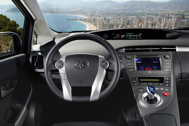 Der Innenraum wirkt aufgeräumt, haptisch ist der Prius Plug-in kein Highlight. (Foto: Toyota)