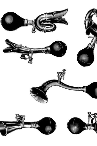 Wurden bzw. mussten als Signalmittel noch „oben“ auf dem Fahrzeug platziert: kunstvoll gefertigte Ballhupen aus dem Katalog von 1900. (Bild: Hella)