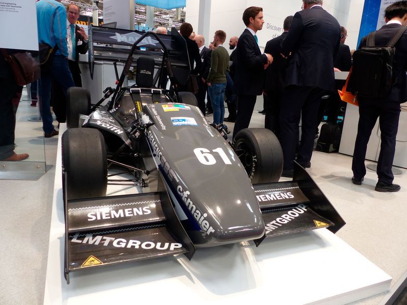 Vielerorts zu sehen, auch am Stand von Siemens PLM Software: Rennwagen aus der Formula Student. Dank der Unterstützung von Siemens PLM erstellten die Studenten einen digitalen Zwilling und optimierten ihren Wagen weiter.  (M. Zwettler/konstruktionspraxis)