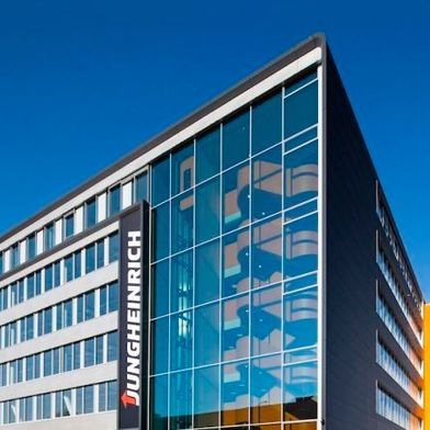 Arbeitskampf gestoppt! Eigentlich sollten morgen Kundgebungen und Gespräche bei Jungheinrich in Hamburg stattfinden, bei denen es um die Zukunft des Werks in Lüneburg gehen sollte. Diese Aktionen hat die IG Metall jetzt abgesagt. Hier die Gründe ... (Bild: Jungheinrich)