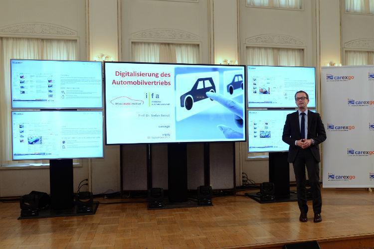 Prof. Dr. Stefan Reindl vom Institut für Automobilwirtschaft unterstrich in seinem Vortrag, dass die Digitalisierung des Autohandels unaufhaltsam voranschreitet. (Foto: Carexgo)