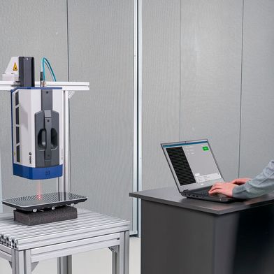 Laservibrometer wie das VibroFlex oder das VibroScan messen berührungslos über den Doppler-Effekt die Schwinggeschwindigkeit an der Bauteiloberfläche  (Bild: Polytec)