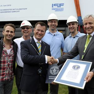 Weltrekord geknackt: Olaf Kuchenbecker vom Guinness World Record Deutschland überreicht  Günter Gressler, Vorsitzender der Geschäftsführung der 3M Deutschland, die Weltrekord-Urkunde.