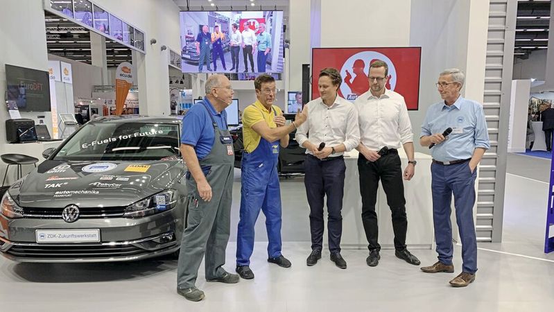 Mehr als 1.000 Zuschauer verfolgten den Live-Stream des ZDK von der Automechanika, als die Autodoktoren Hans-Jürgen Faul und Holger Parsch  (v. l.) mit Tobias Block (eFuels-Alliance) zusammen mit Alexander Vorbau (Uniti) und ZDK-Geschäftsführer Werner Steber die Ergebnisse des E-Fuels-Projekts vorstellten. (Bild:  Pfaff – »kfz-betrieb«)