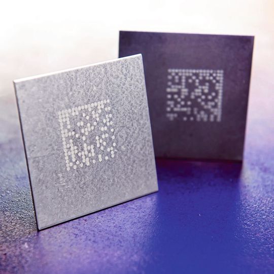 Der Fingerabdruck für Metallbauteile: Es handelt sich um einen individuellen Data-Matrix-Code, dem sämtliche Prozessinformationen zugewiesen werden können. Die Tinte beinhaltet anorganische Leuchtstoffe und Pigmente, die bei bestimmter Beleuchtung eine ausgeprägte Fluoreszenz aufweisen und so besser auslesbar sind. Der Fingerabdruck für Metallbauteile: Es handelt sich um einen individuellen Data-Matrix-Code, dem sämtliche Prozessinformationen zugewiesen werden können. Die Tinte beinhaltet anorganische Leuchtstoffe und Pigmente, die bei bestimmter Beleuchtung eine ausgeprägte Fluoreszenz aufweisen und so besser auslesbar sind.