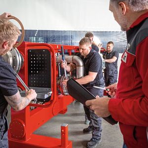 Sisher ist sicher: Mithilfe des Kompetenztest-Moduls Flange.Pilotkönnen Monteure an originalgetreuen Flanscheinheiten und unter betriebsspezifischen Szenarien und Anforderungen alle Handgriffe trainieren, die für eine fehlerfreie, fachgerechte Montage von Flanschverbindungen unverzichtbar sind.  (Bild: vorstadt design)