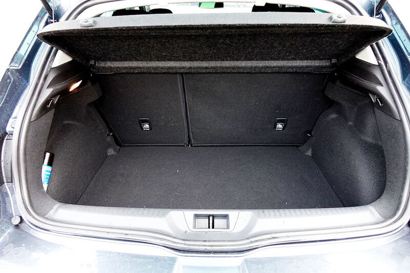 Der Kofferraum fasst mindestens 384 Liter und lässt sich durch Umlegen der Sitze auf maximal 1.247 Liter erweitern. (Sven Prawitz/Automobil Industrie)