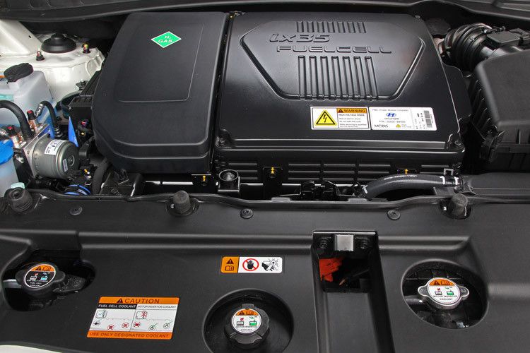 Unter der Haube steckt nicht nur ein 136 PS starker Elektromotor, sondern auch die Brennstoffzelle, die das Triebwerk nach einem Umweg durch einen Lithium-Polymer-Akku mit Energie versorgt. (Foto: Hyundai)