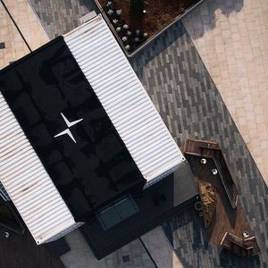 Das Polestar-Logo prangt auf dem Dach des Bochumer Spaces.(Bild:  Polestar)