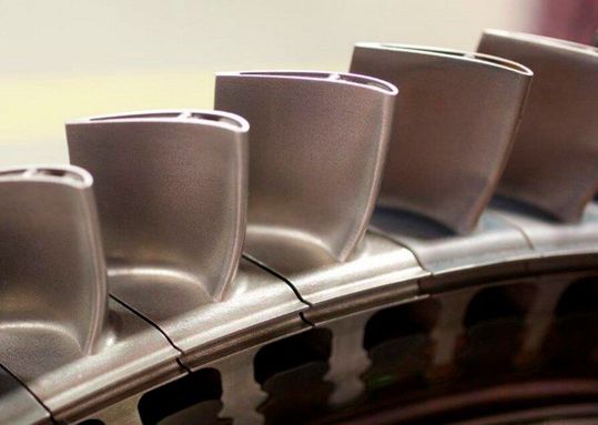 Wie die „Welt am Sonntag“ berichtet, werden die beiden Konzerne Siemens Energy und Zeiss nun ein spezielles Unternehmen gründen, unter dessen Dach in Zukunft 3D-Druckteile hergestellt werden.(Bild:  Siemens)