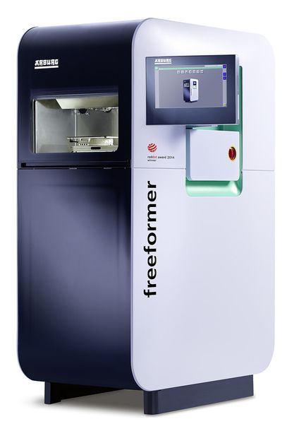 Industrielle additive Fertigung: Mit dem Freeformer und dem Arburg Kunststoff-Freiformen (AKF) lassen sich funktionsfähige Bauteile effizient aus Standardgranulat ohne Werkzeug herstellen. (Bild: Arburg)