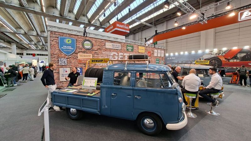 Da lacht das Oldtimerherz: Bekanntlich hat der Inhaber des Reifenportals Gettygo ein Herz für alte VW-Busse. (Bild: Dominsky – VCG)